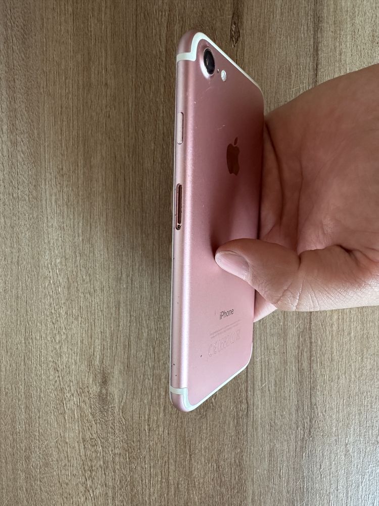 De vanzare iPhone 7 Gold, piese/ recarosare, arata impecabil.