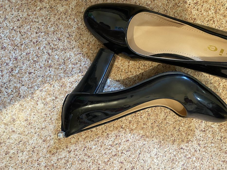 Срочно  Недорого  новые  женские  туфли  продам