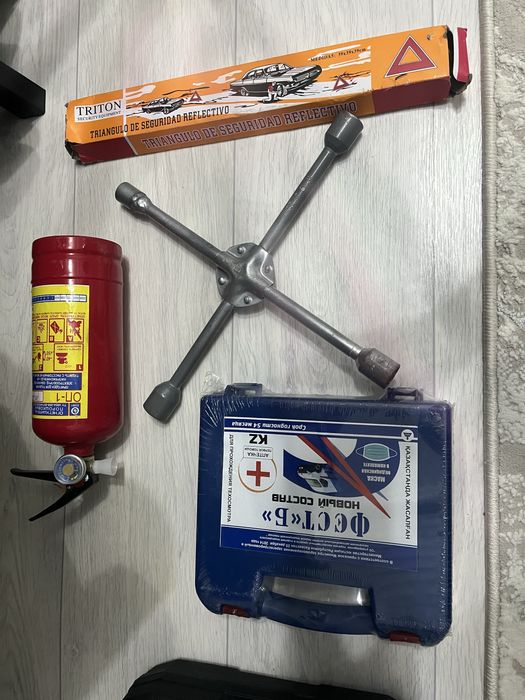 огнетушитель, аптечка, балон ключ, аварийный знак