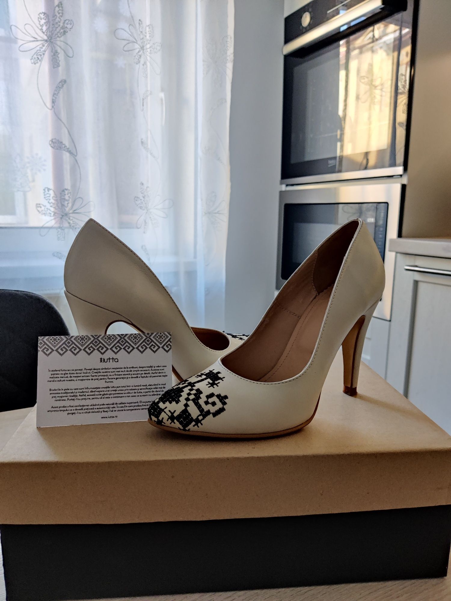 Pantofi Iutta albi broderie neagră 37