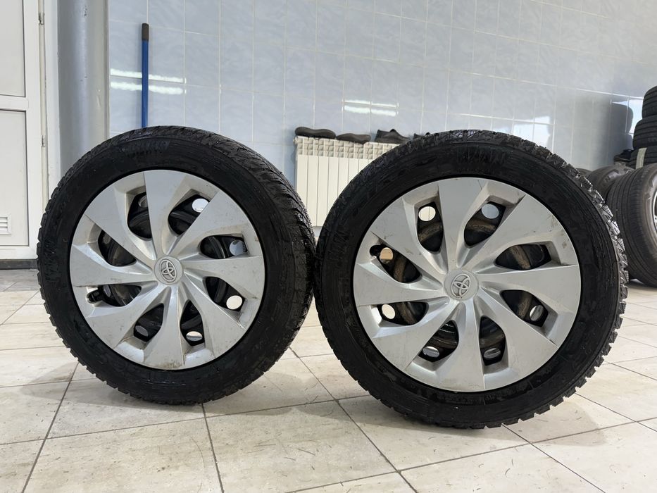 Зимняя резина б/у на штампах с заводскими колпаками от Тойота короллы