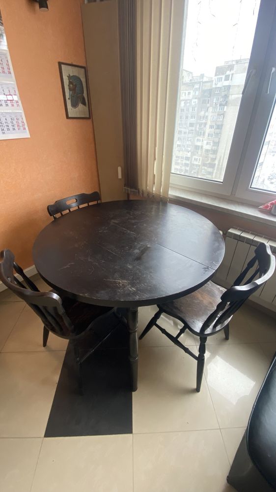 Черна дървена разтегателна трапезна маса (110-150 см) и 4 стола