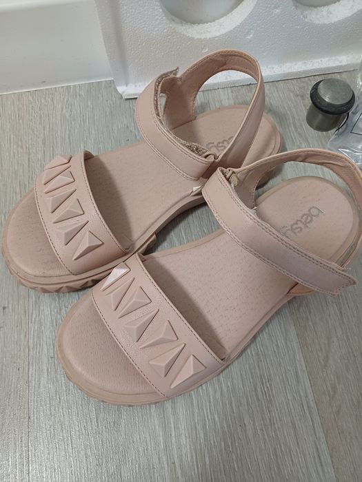 Босоножки на девочку 35 р.