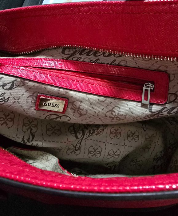 Guess оригинална дамска чанта в малиново червен цвят