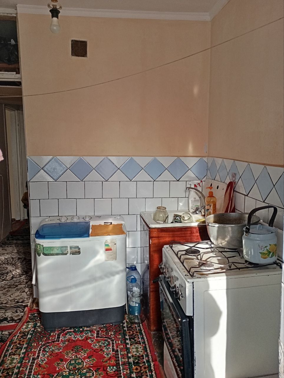 Продаётся 2х ком кв в чирчике 8 мкн 4 этаж около светлана магазин