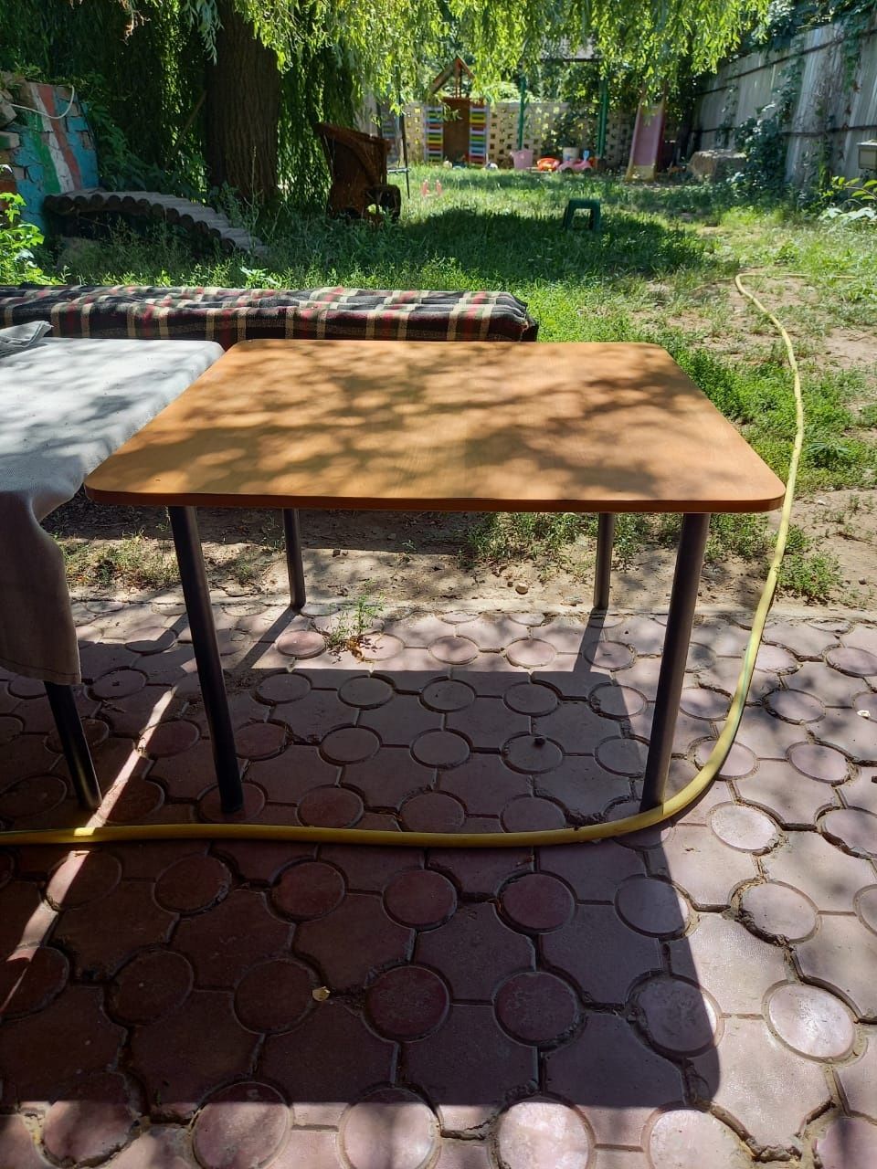 Продам деревянное кресло -качалку,искусственные деревья,столы для детс