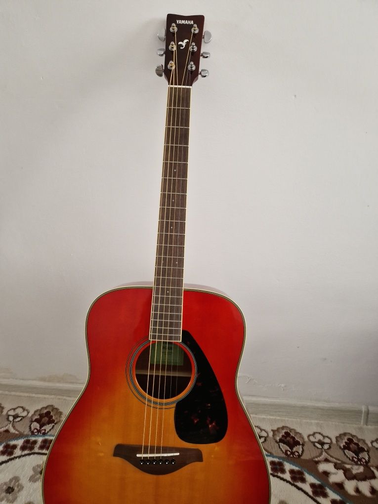 Продам шестиструнную гитару YAMAHA