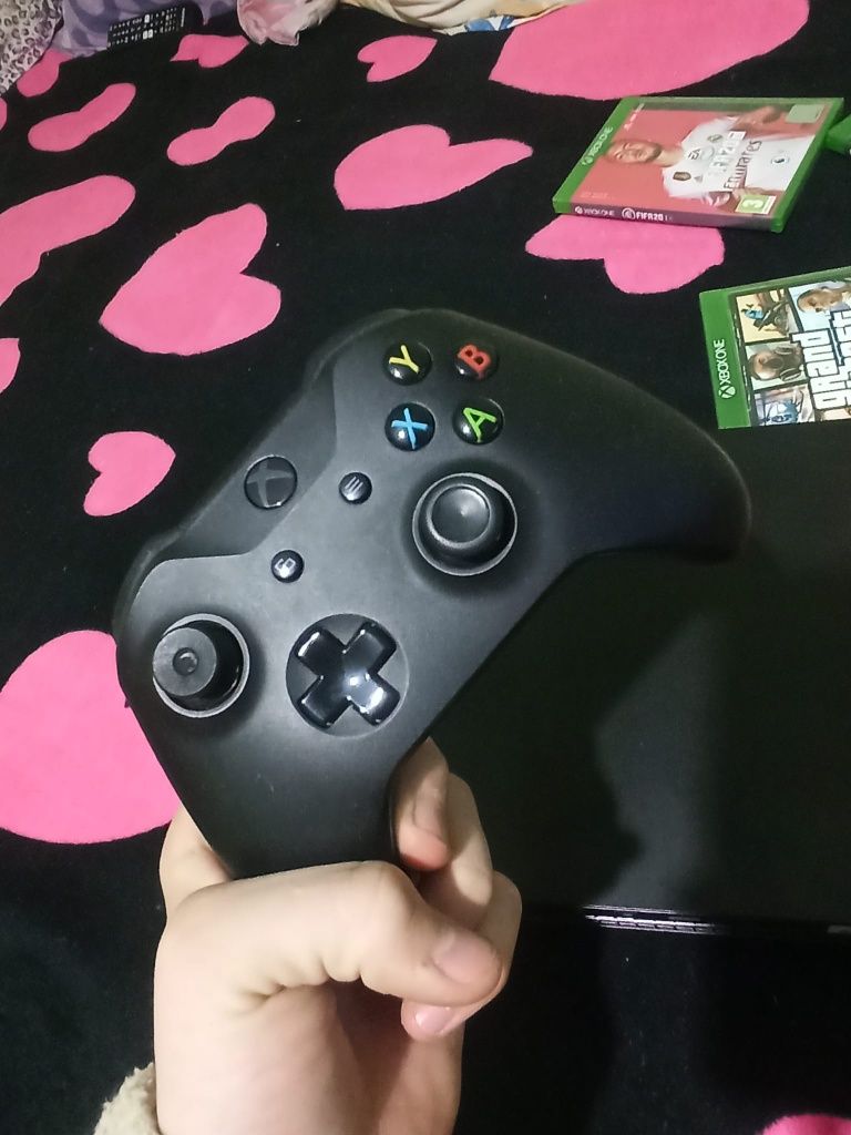 Vând Xbox one x 1T