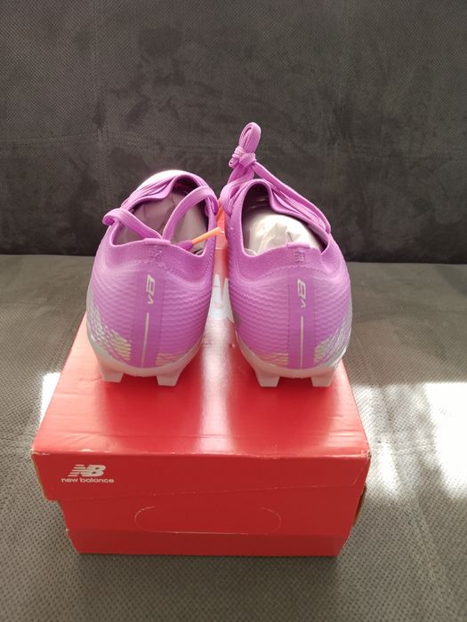 Vând ghete de fotbal new balance noi,mărimea 42