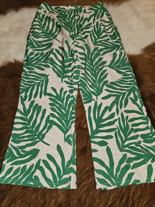 Vand pantaloni de dama H&M imprimeu frunze  verzi M