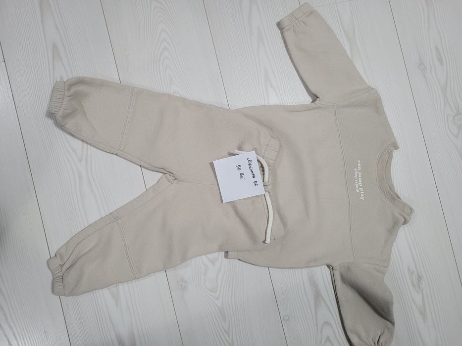 Vand haine mărimea 86,preț pe bucata
Nu asigur transport