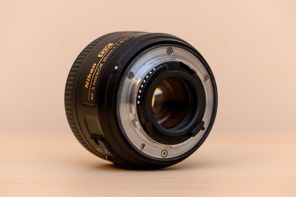 Nikkor 35mm f/1.8 DX (като нов) + сенник + аксесоари