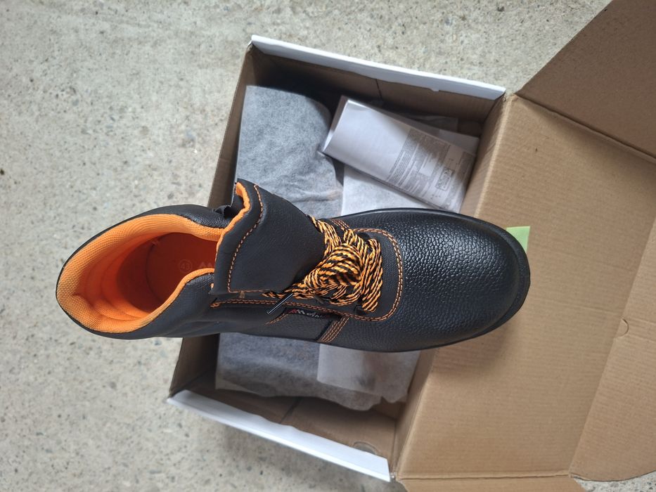 Bocanci noi la cutie