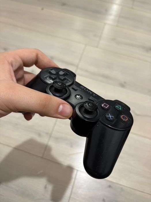 2 manete PS3 originale + 8 jocuri populare, totul funcțional