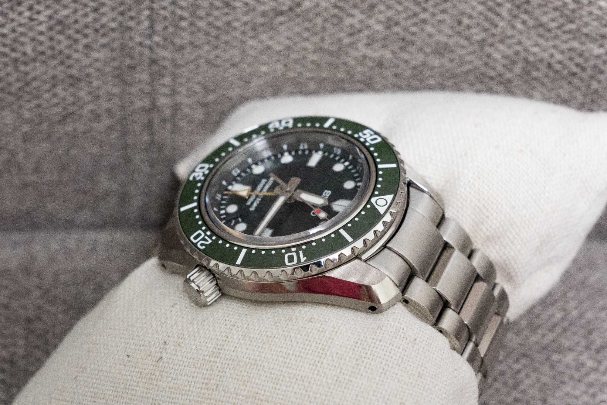 Часовник Seiko MM200 GMT SPB381J1