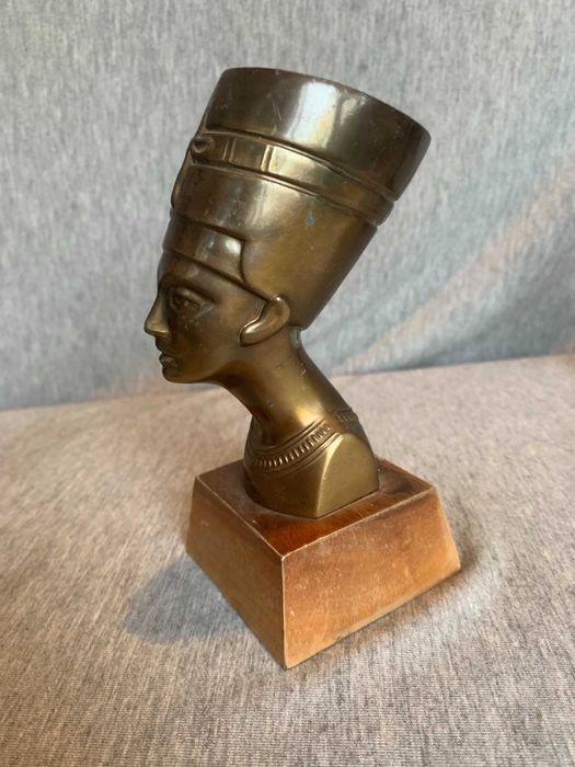 Статуя на Нефертити