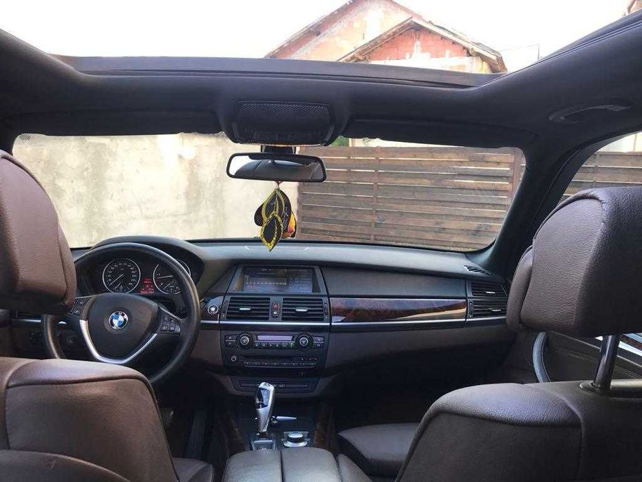 BMW model X5 cu multe opțional