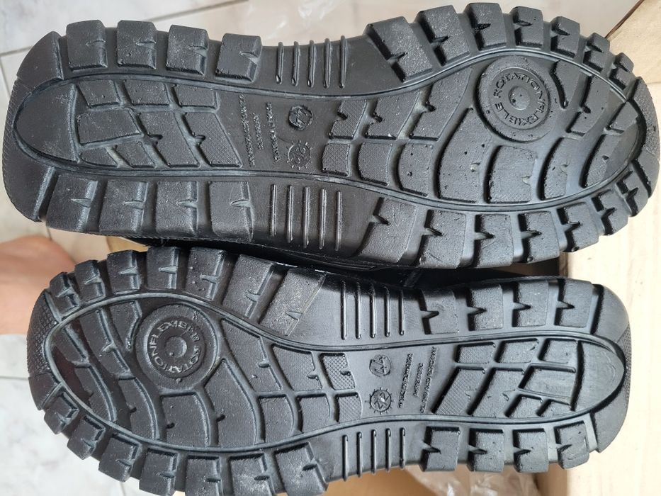 Vand Bocanci de Armată Mărimea 44 bine intretinute