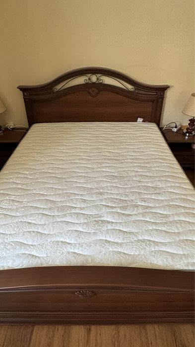 Кровать с матрасом и тумбы