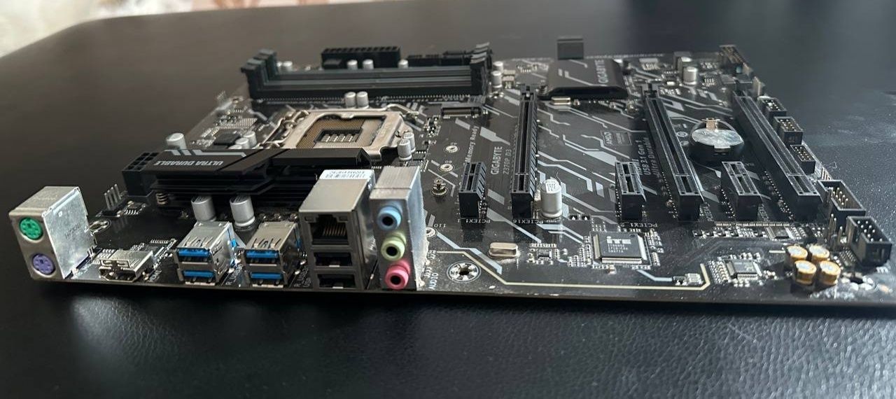 Продам материнскую плату gigabyte Z370P d3