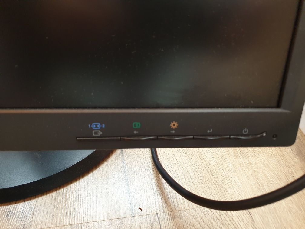 Monitor Lenovo 22" +tastatură wireless și mouse wireless.