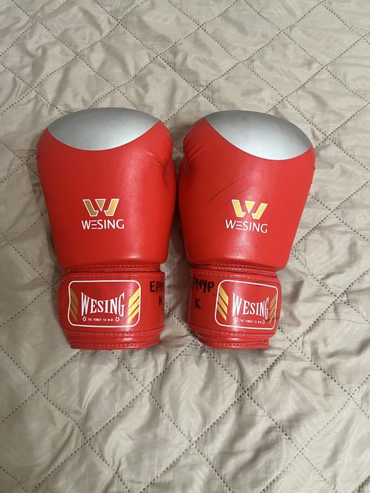 продам боксерские перчатки WESING 10-12 унций
