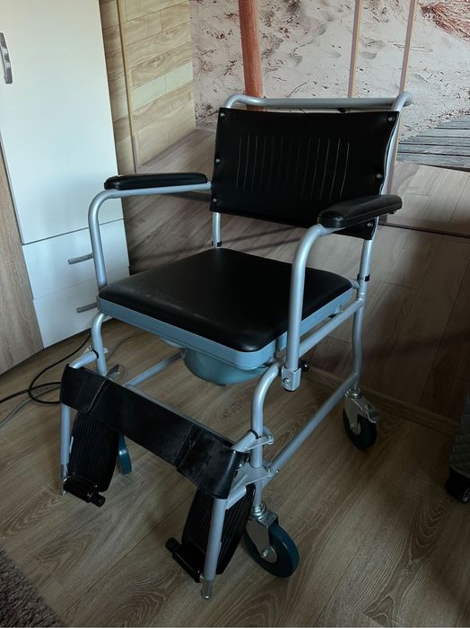 Чисто нов Тоалетен стол за инвалиди и възрастни хора.