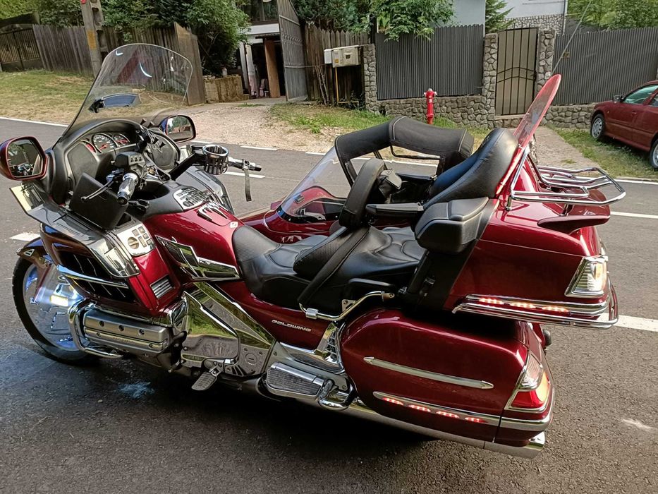 Vand Honda Goldwing 1800 cu atas de 2 locuri din 2009