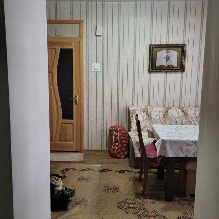 Гулабот 3 хоналик гиштли домда квартира сотилади