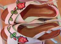 Дамски сандали на платформа  с бродерия роза