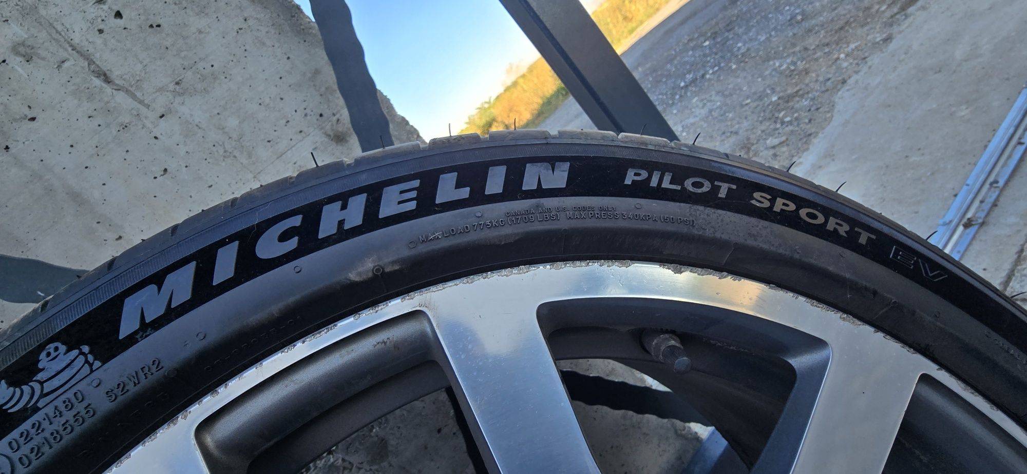 Гуми MICHELIN 235 45 19