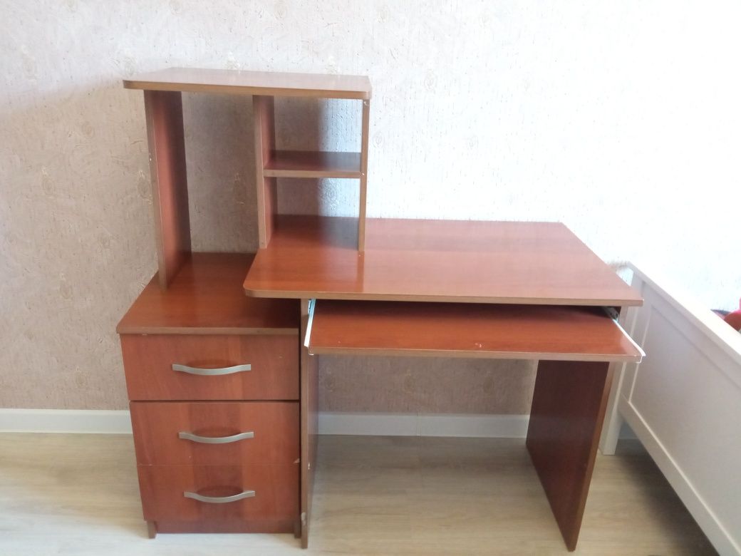 Стол для занятий.Находится дома рядом с микр.НҰРСӘТ .