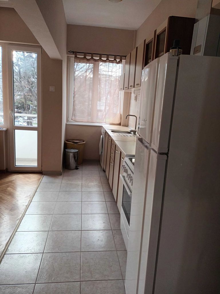 Дава се под наем Тристаен апартамент в Варна, Център - 80 кв.м за 612 € - Снимка #3