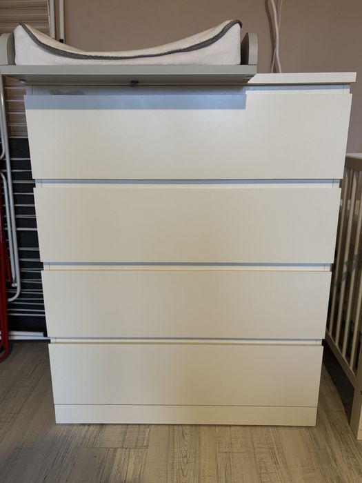 Детски скрин с маса за повиване