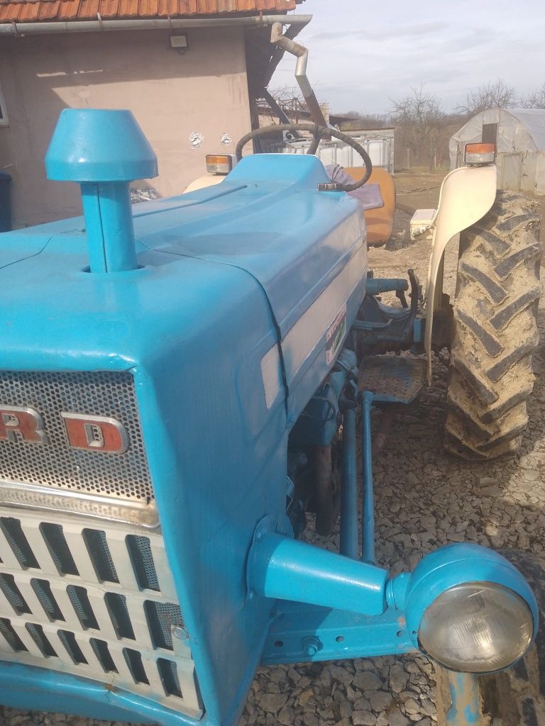 Vând tractor Ford 3000