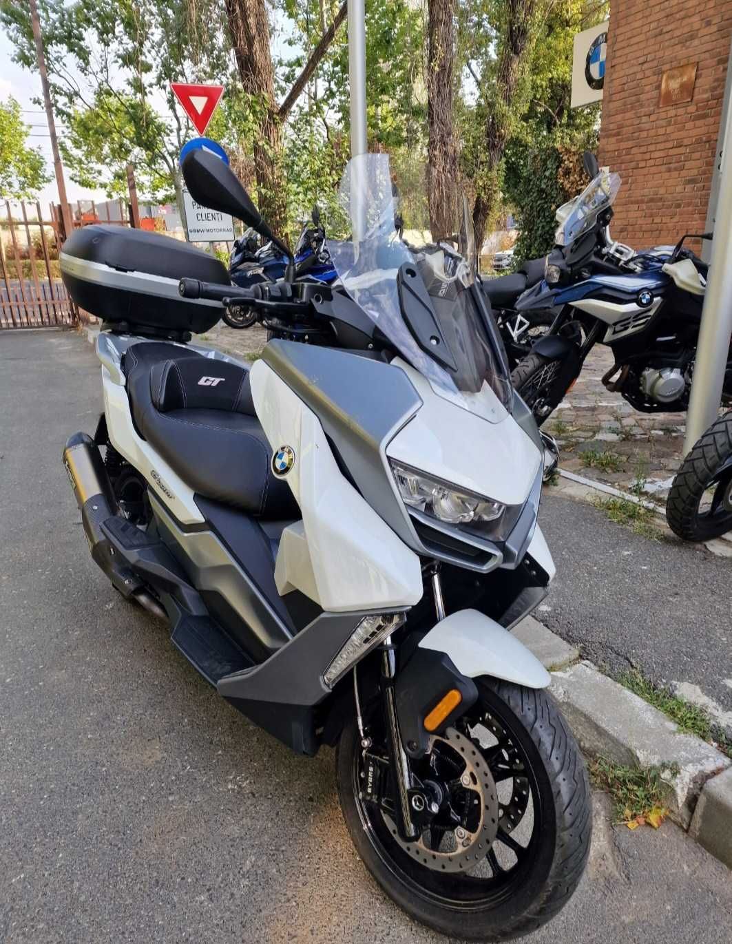 Vand Bmw C400GT, 2019, echipata cu Akrapovic, top case Givi V70