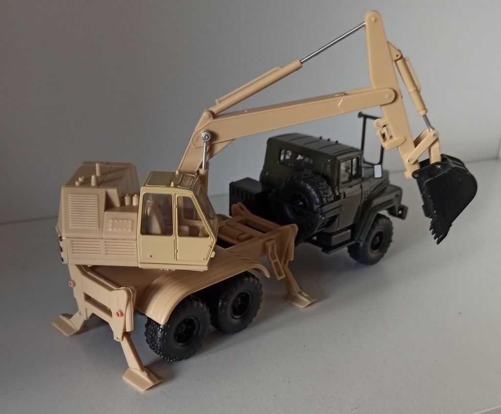 Macheta KrAZ 260 camion cu excavator AO-4421A - MCG  1/43