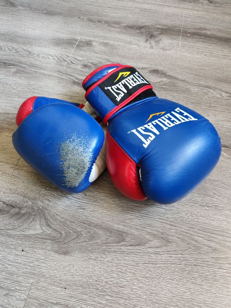 Отдаются перчатки и футы