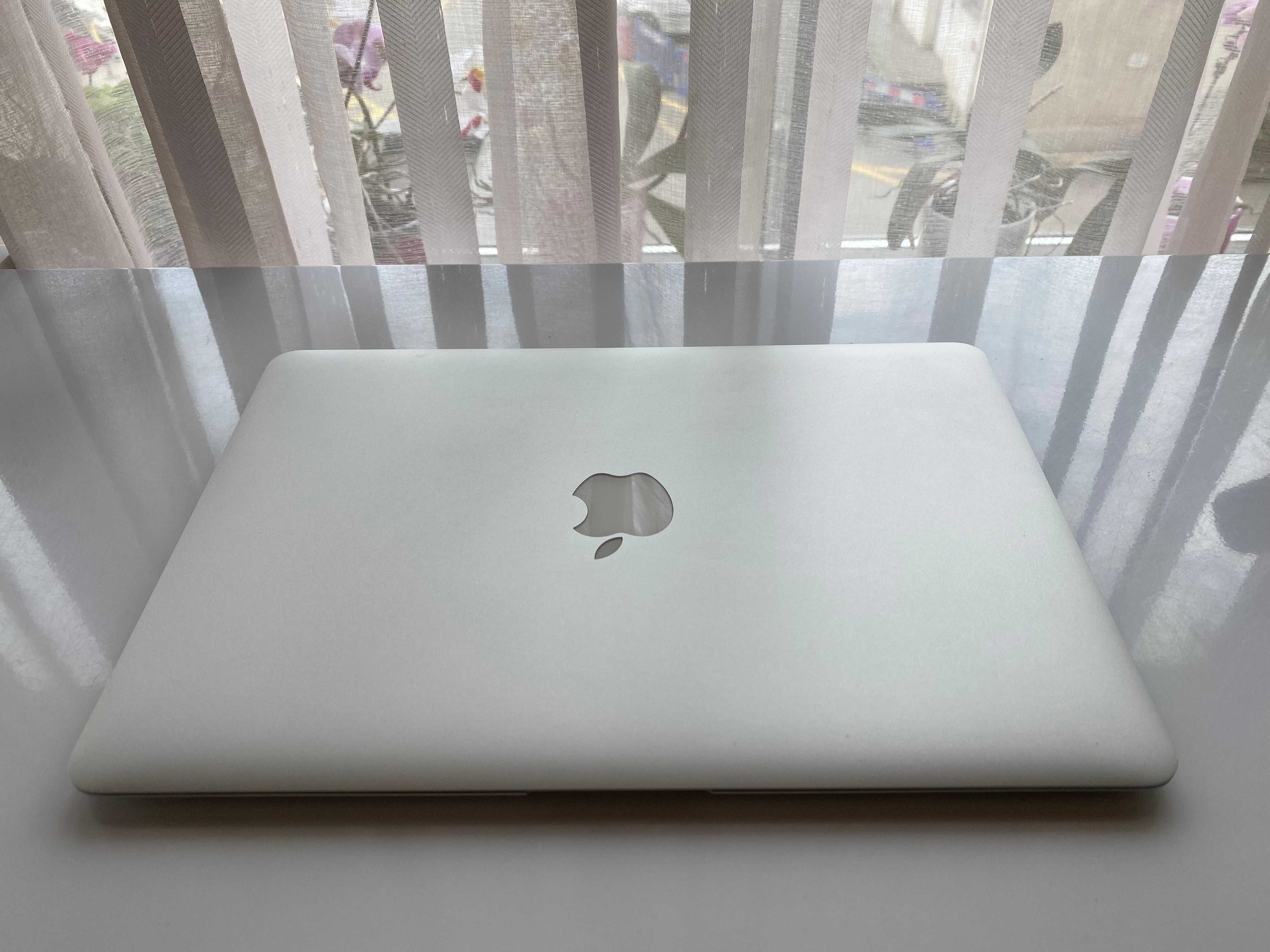 MacBook Air IMPECABIL 13.3, i5, 1,6 GHz, 4GB, 256 GB