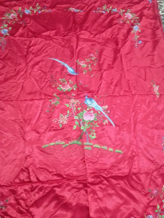 Продаются 2 шелковых покрывала с 2мя наволочками  с вышивкой новые