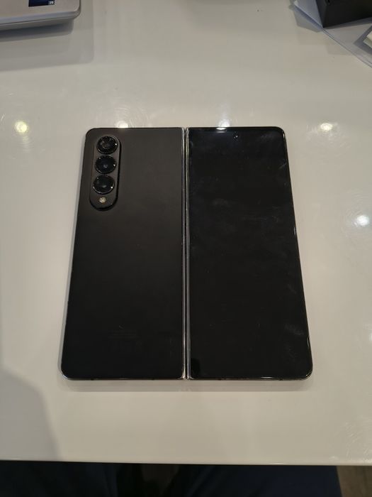 Samsung Galaxy Z Fold 4 черен
