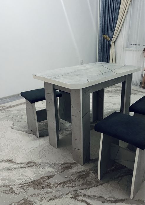 Обеденный стол с 4 стульями в отличном состоянии