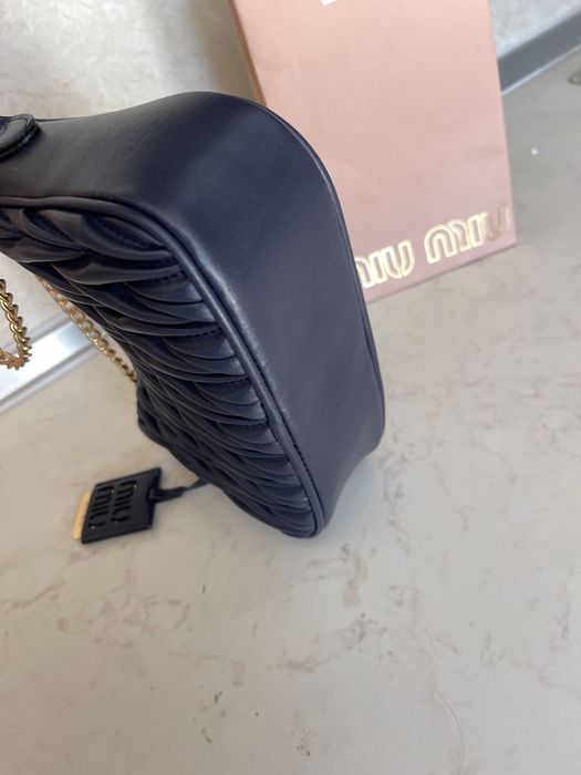 Miu Miu matelasse тъмносиня дамска чанта