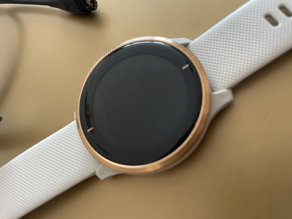 Продава се смарт часовник Garmin Venu 2S – почти нов!