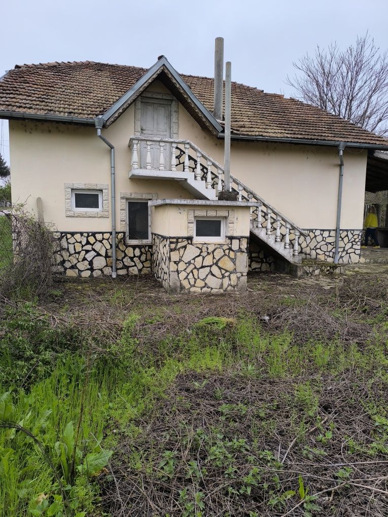 Продавам къща на главен път в с.Страхилово