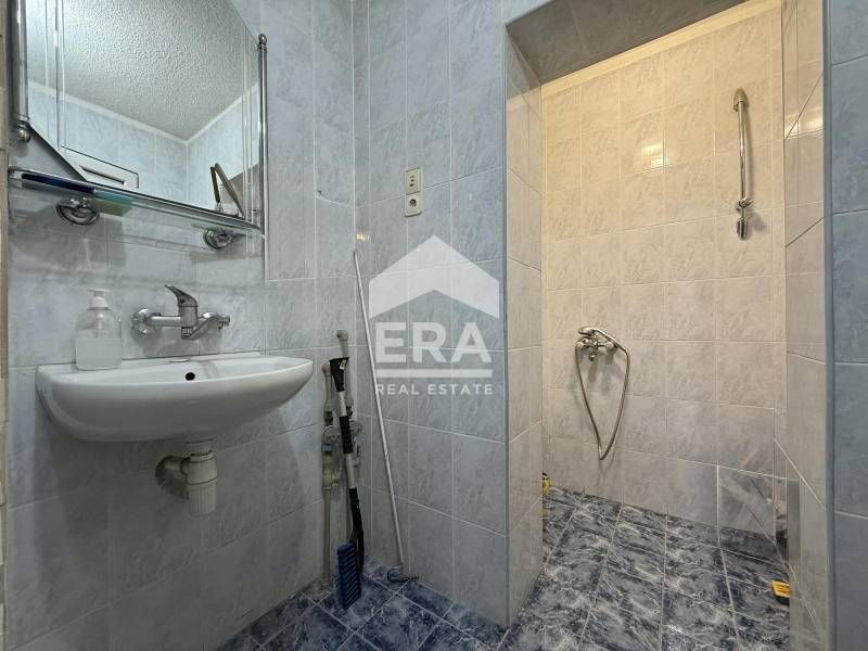 Търговско помещение с отлична локация в кв. Лагера.