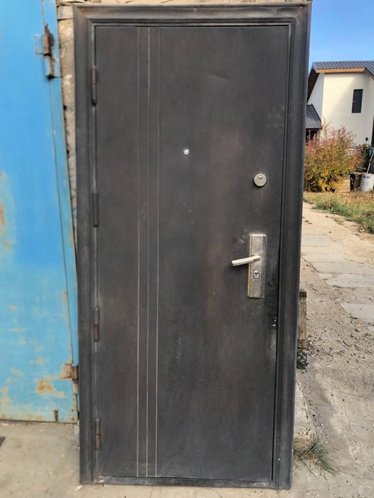 Продам железную дверь