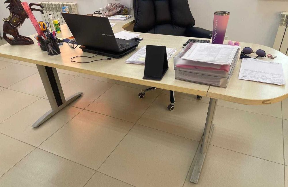 Офисная мебель, шкаф и кресло