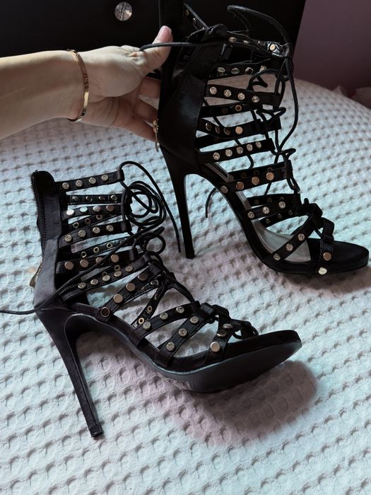 Чисто нови обувки на ток