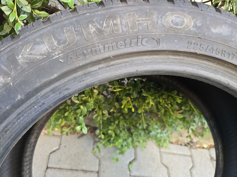Два броя зимни гуми KUMHO IZEN KW27 225/45/17
